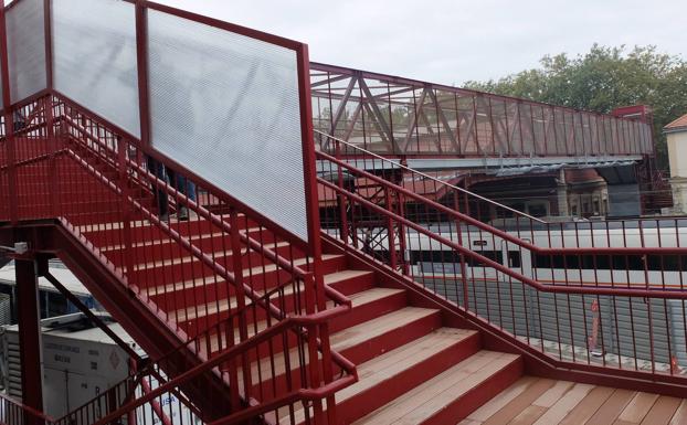 San Sebastián La pasarela peatonal provisional de la estación de